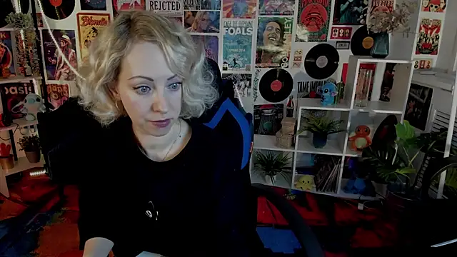 Snapshot of LylithSkye chatting on January 3, 8:32 am LylithSkye online show from January 3, 8:32 am