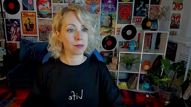 Snapshot of LylithSkye chatting on January 4, 8:17 am LylithSkye online show from January 4, 8:17 am