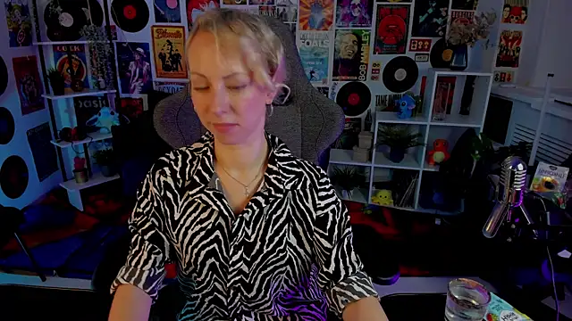 Snapshot of LylithSkye chatting on January 5, 8:43 am LylithSkye online show from January 5, 8:43 am