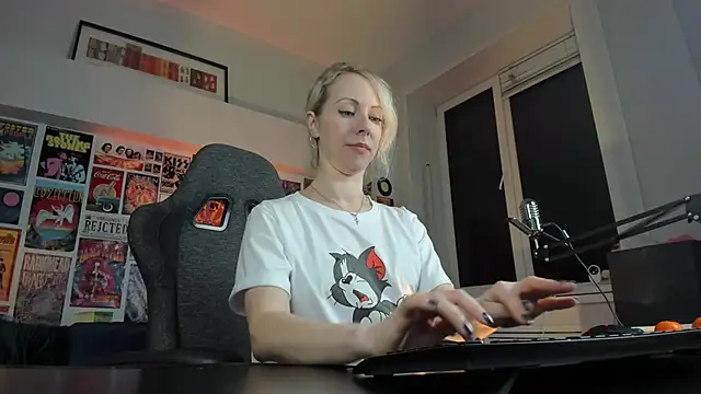 Snapshot of LylithSkye chatting on January 9, 12:30 pm LylithSkye online show from January 9, 12:30 pm