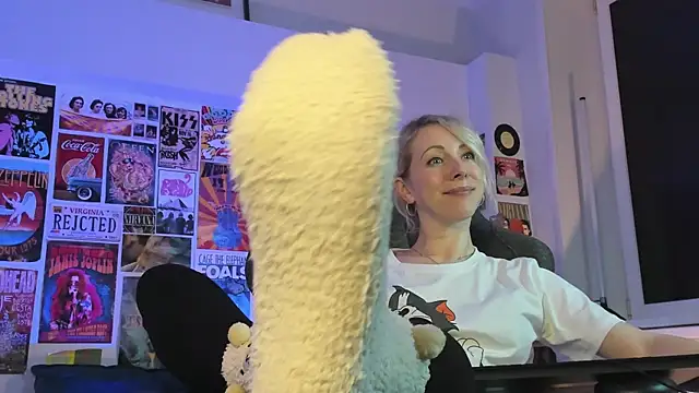 Snapshot of LylithSkye chatting on January 16, 4:39 pm LylithSkye online show from January 16, 4:39 pm