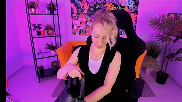 Snapshot of LylithSkye chatting on January 22, 10:50 am LylithSkye online show from January 22, 10:50 am