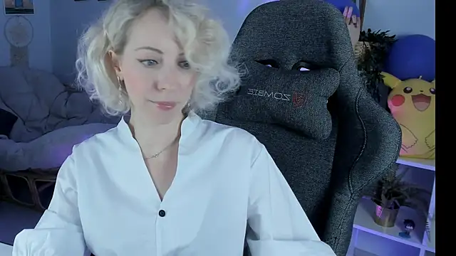 Snapshot of LylithSkye chatting on February 1, 12:05 pm LylithSkye online show from February 1, 12:05 pm