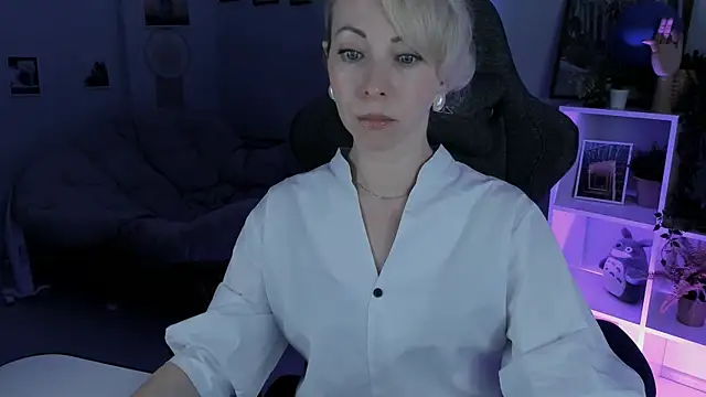 Snapshot of LylithSkye chatting on February 5, 10:51 am LylithSkye online show from February 5, 10:51 am