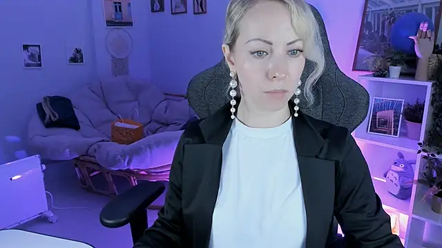 Snapshot of LylithSkye chatting on February 6, 10:37 am LylithSkye online show from February 6, 10:37 am