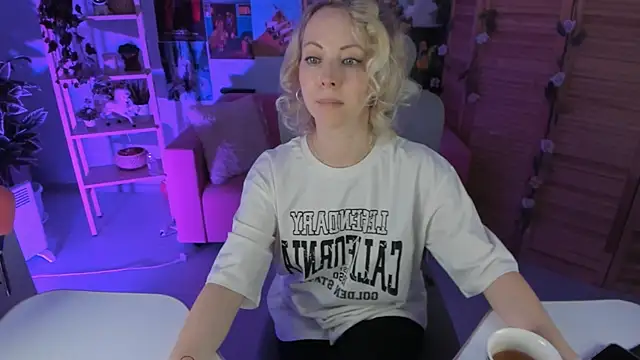 Snapshot of LylithSkye chatting on February 22, 10:40 am LylithSkye online show from February 22, 10:40 am