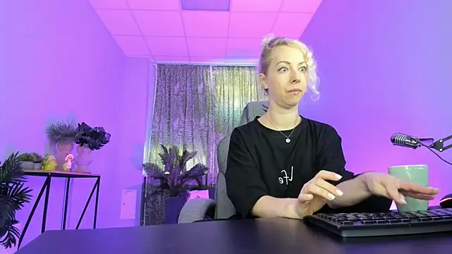 Snapshot of LylithSkye chatting on September 10, 10:59 am LylithSkye online show from September 10, 10:59 am