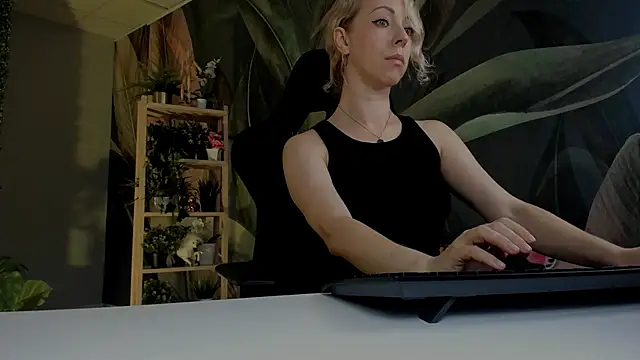 Snapshot of LylithSkye chatting on November 19, 10:59 am LylithSkye online show from November 19, 10:59 am