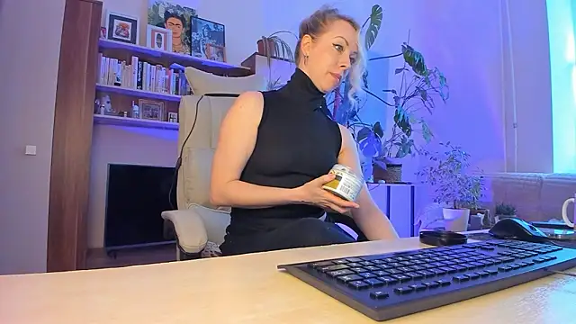 LylithSkye online show from March 27, 1:55 pm