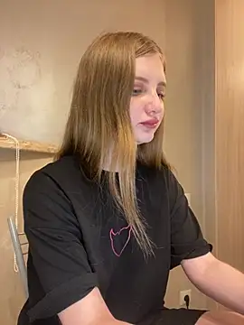 MollyDolle online show from May 9, 4:23 pm