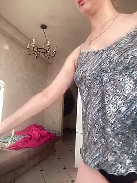 MollyDolle online show from May 28, 2:36 pm