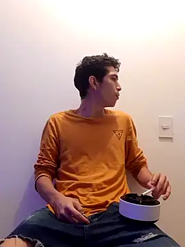 Snapshot of MrCalicoTV chatting on December 5, 11:18 pm MrCalicoTV online show from December 5, 11:18 pm