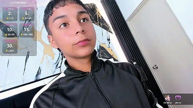 Snapshot of Seductivo_jr chatting on March 12, 5:57 am Seductivo jr online show from March 12, 5:57 am