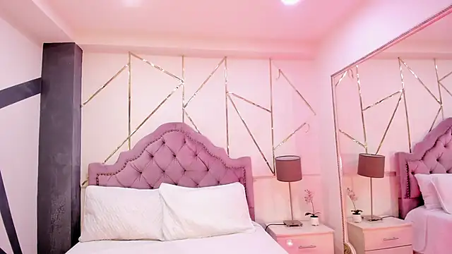 Snapshot of Melany_Luv chatting on December 17, 8:32 pm Melany Luv online show from December 17, 8:32 pm