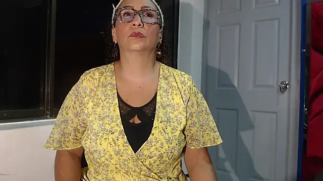 EvaMills1 online show from January 3, 1:36 pm