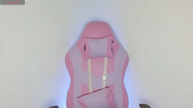 Snapshot of yulissa18 chatting on April 5, 1:47 am yulissa18 online show from April 5, 1:47 am