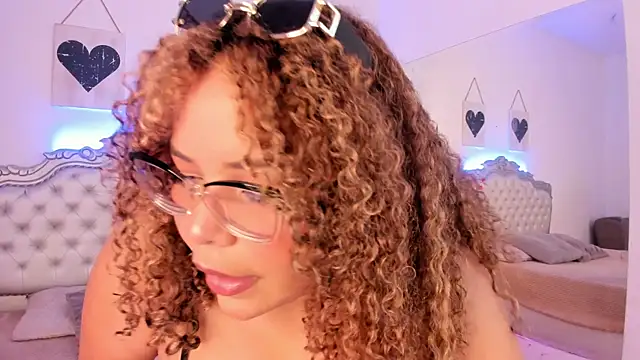 NiaColusi online show from September 22, 6:43 pm