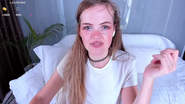 Snapshot of CutieEllie chatting on March 9, 5:22 am CutieEllie online show from March 9, 5:22 am