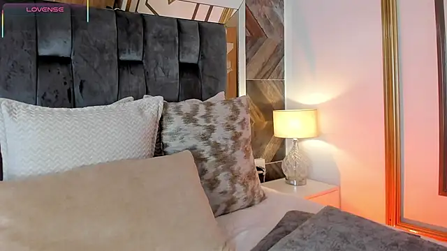 TaniaSmith1 online show from October 28, 12:03 am