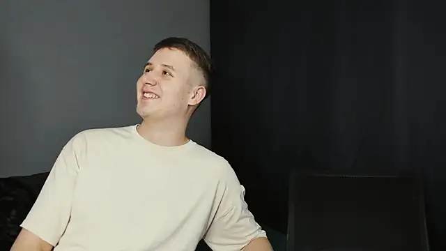 Pinku kitsune online show from March 21, 9:01 pm