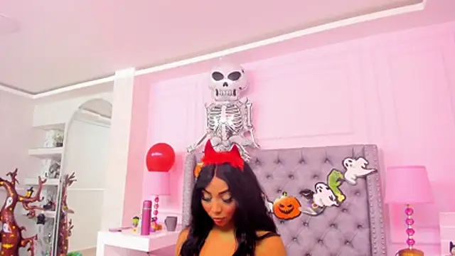 Snapshot of HaileeRoberts chatting on October 24, 12:45 pm HaileeRoberts online show from October 24, 12:45 pm