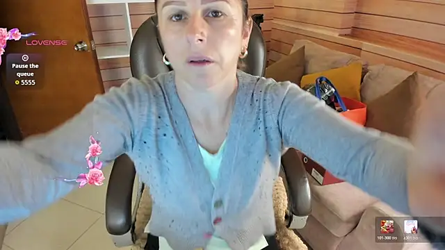 Snapshot of Victoria_collins_1 chatting on May 6, 10:53 am Victoria collins 1 online show from May 6, 10:53 am