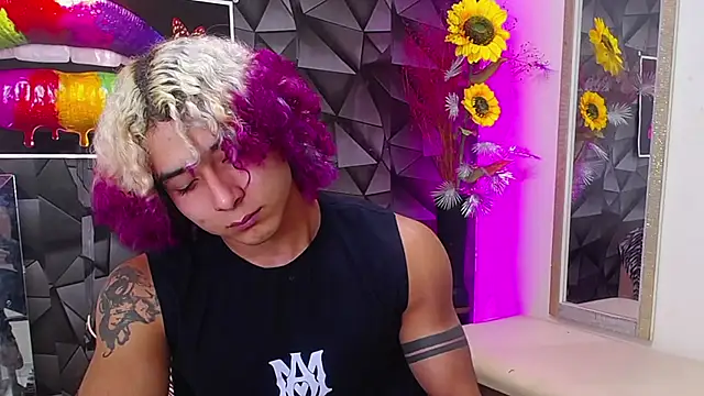 Snapshot of Demitryo chatting on February 4, 4:15 am Demitryo online show from February 4, 4:15 am