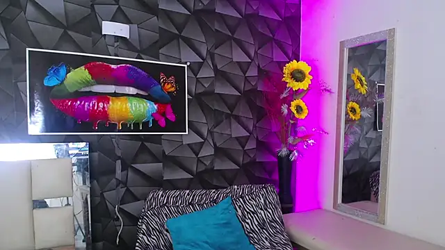 Snapshot of Demitryo chatting on February 4, 10:21 am Demitryo online show from February 4, 10:21 am