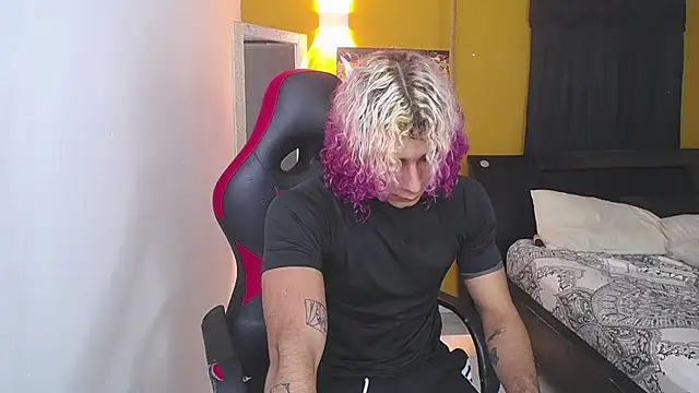 Snapshot of Demitryo chatting on February 6, 3:27 am Demitryo online show from February 6, 3:27 am