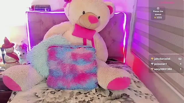  EmiRhodes online show from December 5, 1:36 am