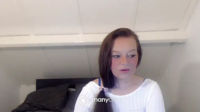 Snapshot of roxanna24 chatting on February 22, 7:01 pm roxanna24 online show from February 22, 7:01 pm