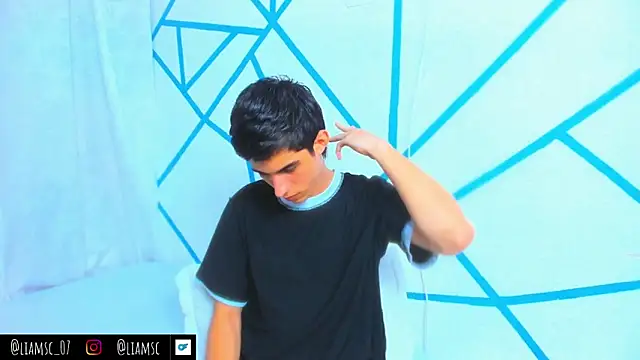 Snapshot of liam_scott77 chatting on October 2, 12:28 am liam scott77 online show from October 2, 12:28 am