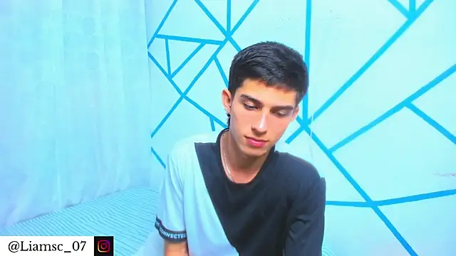 Snapshot of liam_scott77 chatting on November 14, 1:37 am liam scott77 online show from November 14, 1:37 am