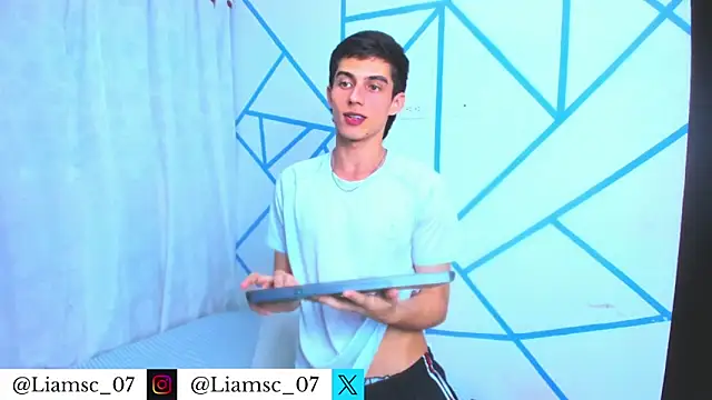 Snapshot of liam_scott77 chatting on November 24, 1:38 am liam scott77 online show from November 24, 1:38 am