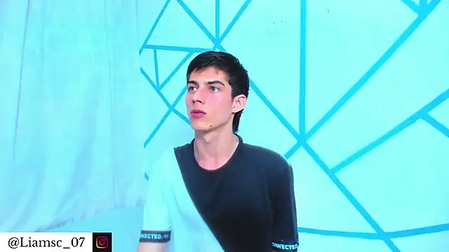 Snapshot of liam_scott77 chatting on February 17, 12:18 am liam scott77 online show from February 17, 12:18 am