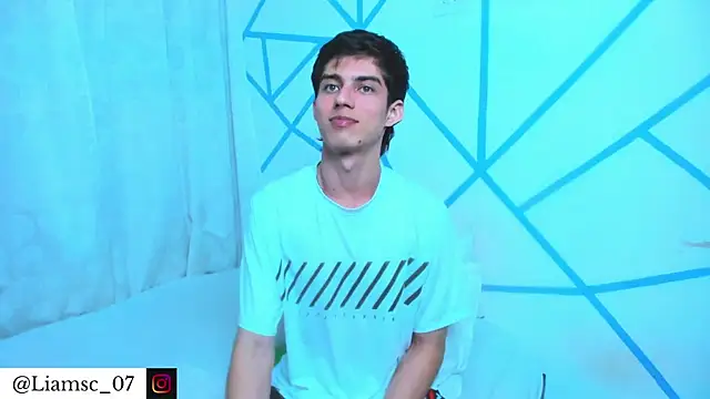 Snapshot of liam_scott77 chatting on April 7, 11:37 pm liam scott77 online show from April 7, 11:37 pm