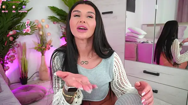 Snapshot of EmilyHudsson_1 chatting on February 22, 9:15 pm EmilyHudsson 1 online show from February 22, 9:15 pm