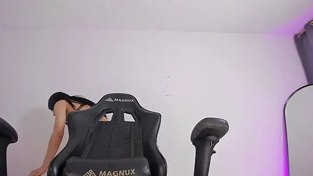 selena robertss  online show from March 13, 1:01 am