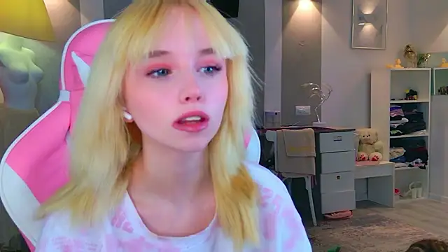 b4by LoL1 online show from February 4, 7:25 am