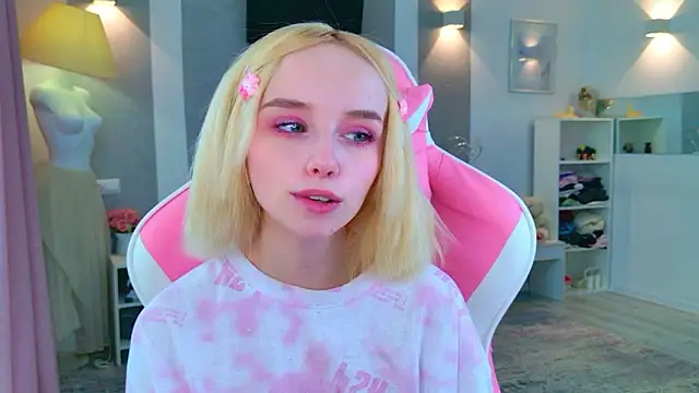 b4by LoL1 online show from February 6, 6:51 am