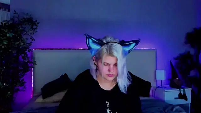 JoannLowe online show from December 21, 8:00 pm