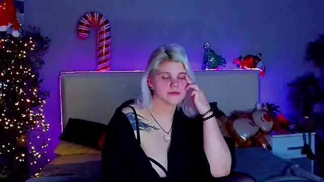 JoannLowe online show from December 25, 10:37 pm