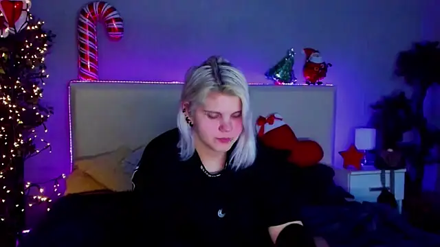 JoannLowe online show from December 29, 11:18 pm