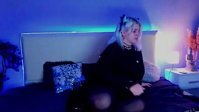 JoannLowe online show from March 10, 8:23 pm