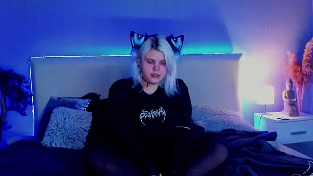 JoannLowe online show from March 15, 12:04 am