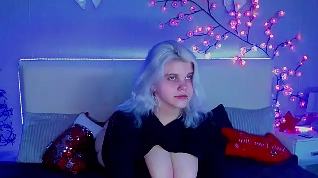 JoannLowe online show from December 22, 7:44 pm