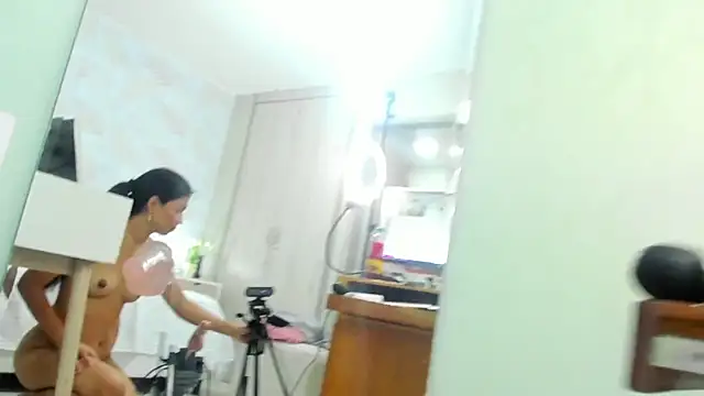 Snapshot of TianaReedd chatting on December 19, 3:52 pm TianaReedd online show from December 19, 3:52 pm