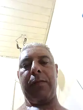 Snapshot of gordonunes chatting on December 2, 1:44 am gordonunes online show from December 2, 1:44 am