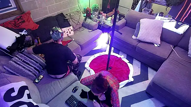 Snapshot of KRYZTALYNXXX chatting on December 15, 10:41 am KRYZTALYNXXX online show from December 15, 10:41 am