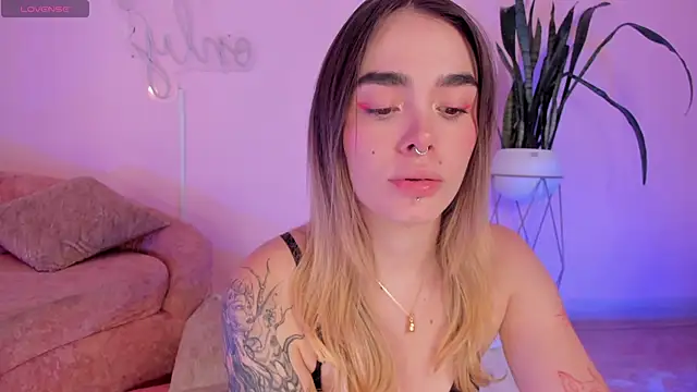 Snapshot of Lucy_Vega chatting on November 1, 4:36 am Lucy Vega online show from November 1, 4:36 am